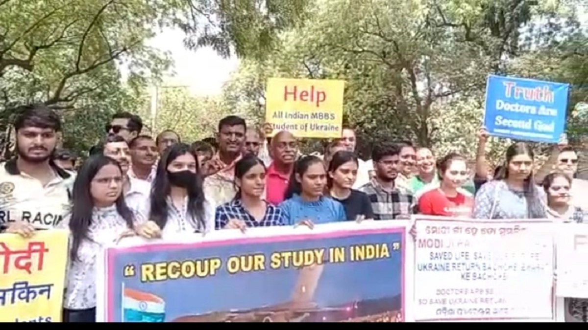 Allow us to study in Indian medical colleges, say Ukraine returned students