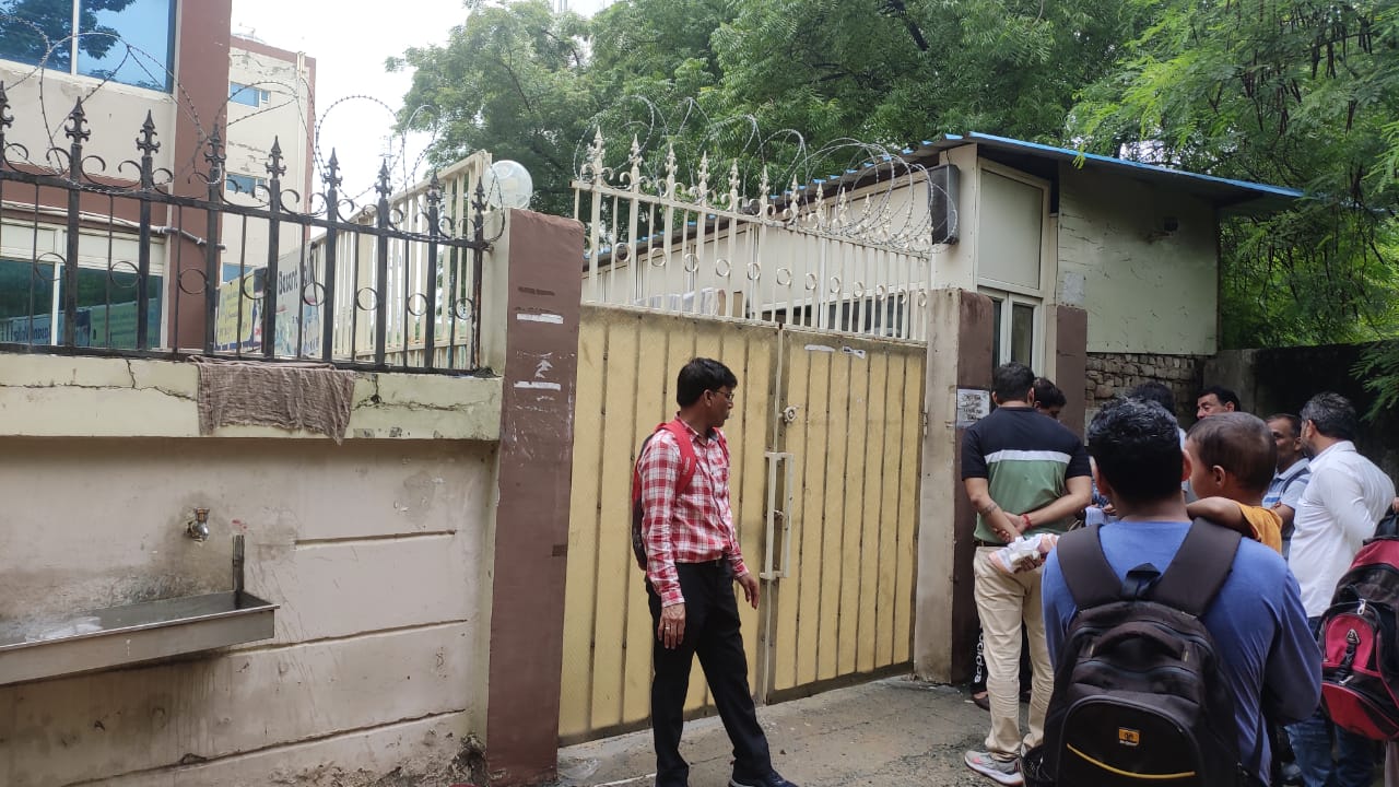 Students not allowed entry without photographs