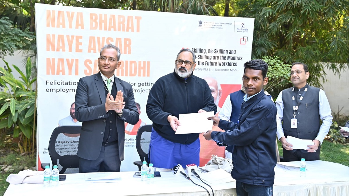 MoS for E&IT Rajeev Chandrasekhar Felicitates First Batch of 11 Candidates under the SANKALP Programme in Medinipur