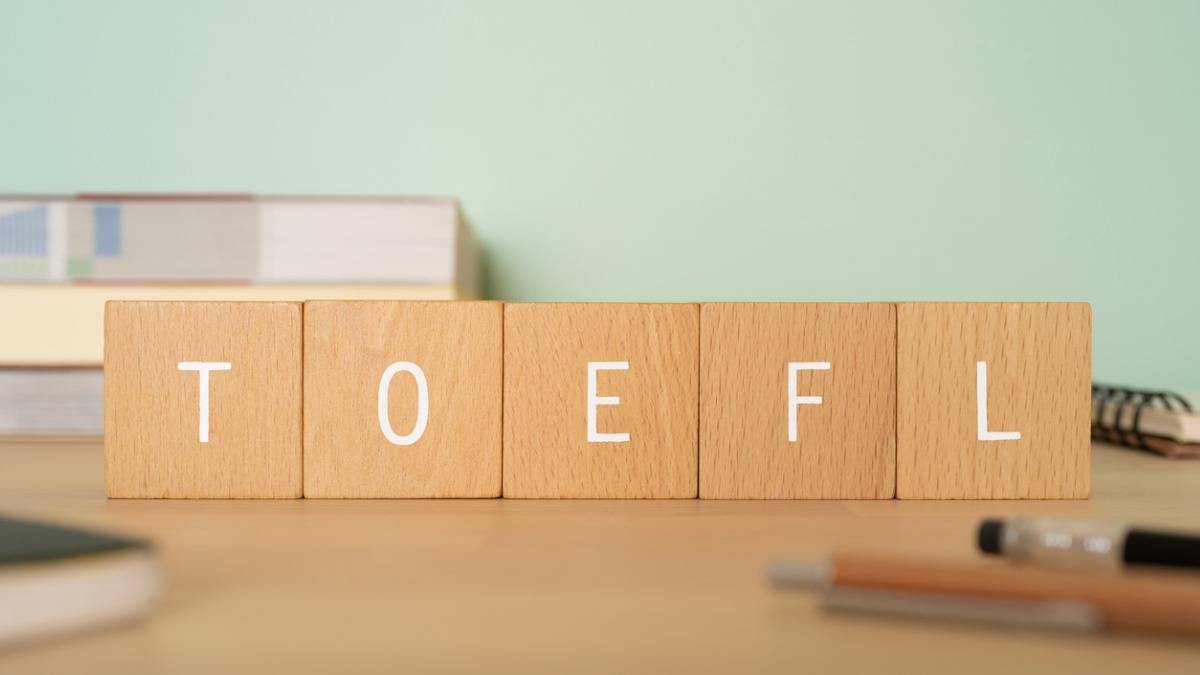 What is the TOEFL test format and score division?