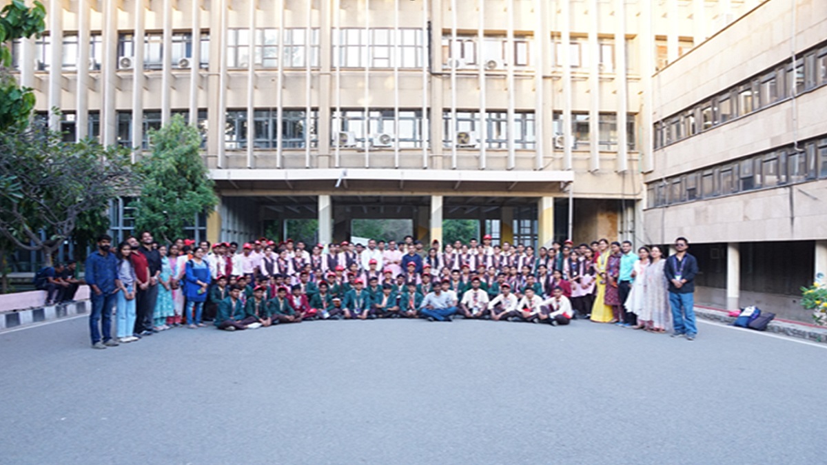 IIT Delhi Hosts Tribal Students from EMRS for Startup Mahakumbh 2025