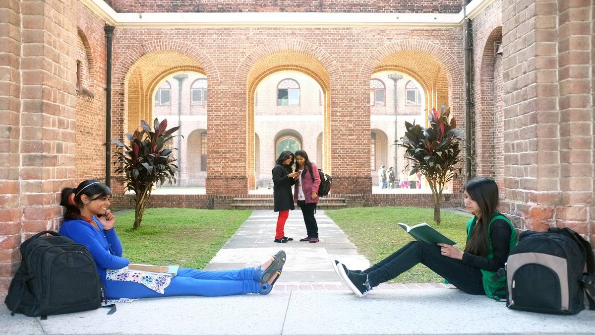 Top 20 Courses After 12th BiPC: Medical and Paramedical Courses, Top Colleges and Salary Range